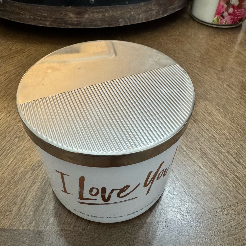 Bath & Body Works I Love You Candle - White and Brown